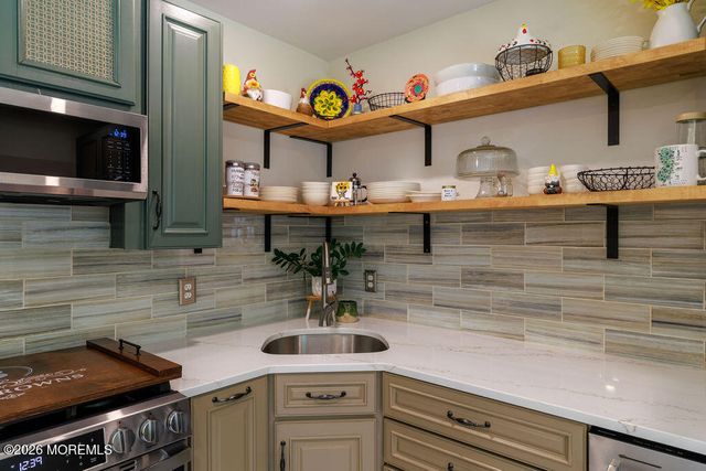 17 Hampton Road, Howell, NJ 07731