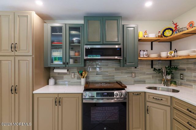 17 Hampton Road, Howell, NJ 07731