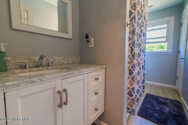 17 Hampton Road, Howell, NJ 07731