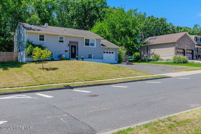 17 Hampton Road, Howell, NJ 07731
