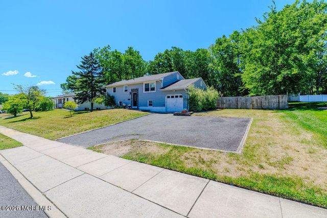 17 Hampton Road, Howell, NJ 07731