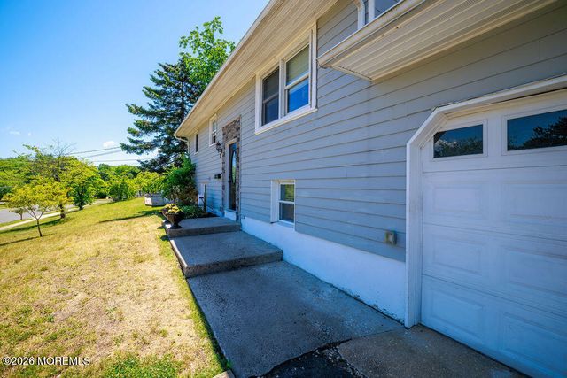 17 Hampton Road, Howell, NJ 07731