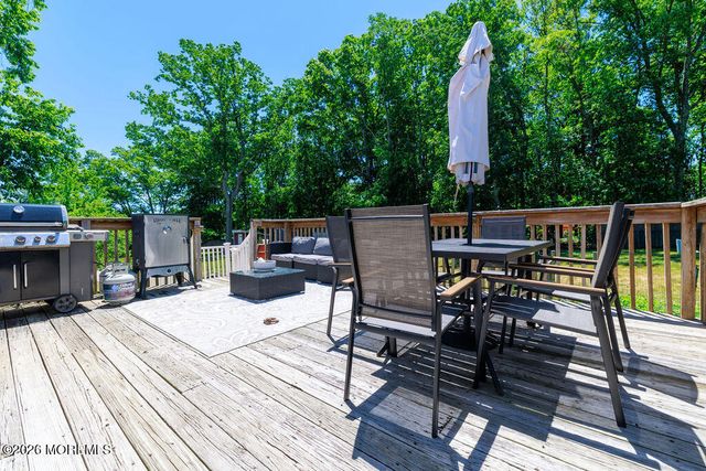 17 Hampton Road, Howell, NJ 07731
