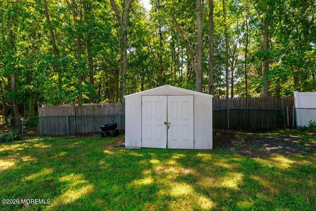 17 Hampton Road, Howell, NJ 07731