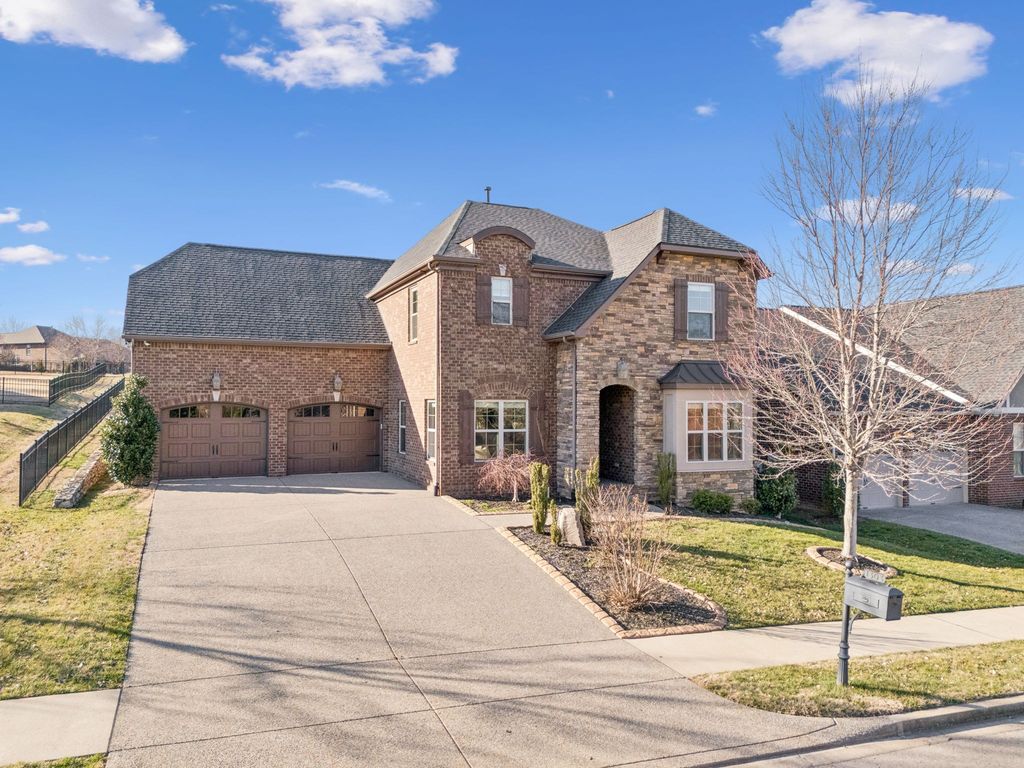 1303 Reynard Dr, Gallatin, TN 37066