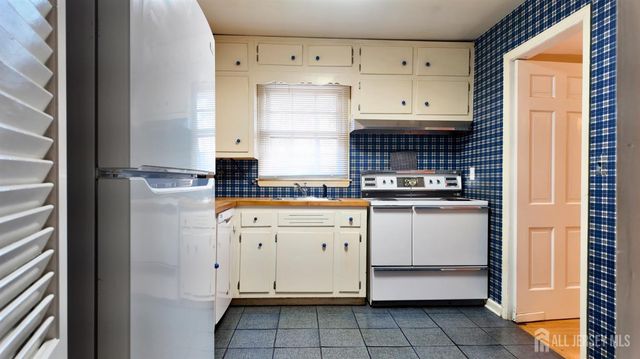 221 Wyckoff Avenue, Piscataway, NJ 08854