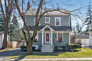 323 Hawthorne Boulevard, Glen Ellyn, IL 60137