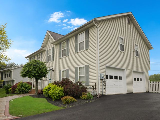 8 Bernadette Way, Washingtonville, NY 10992