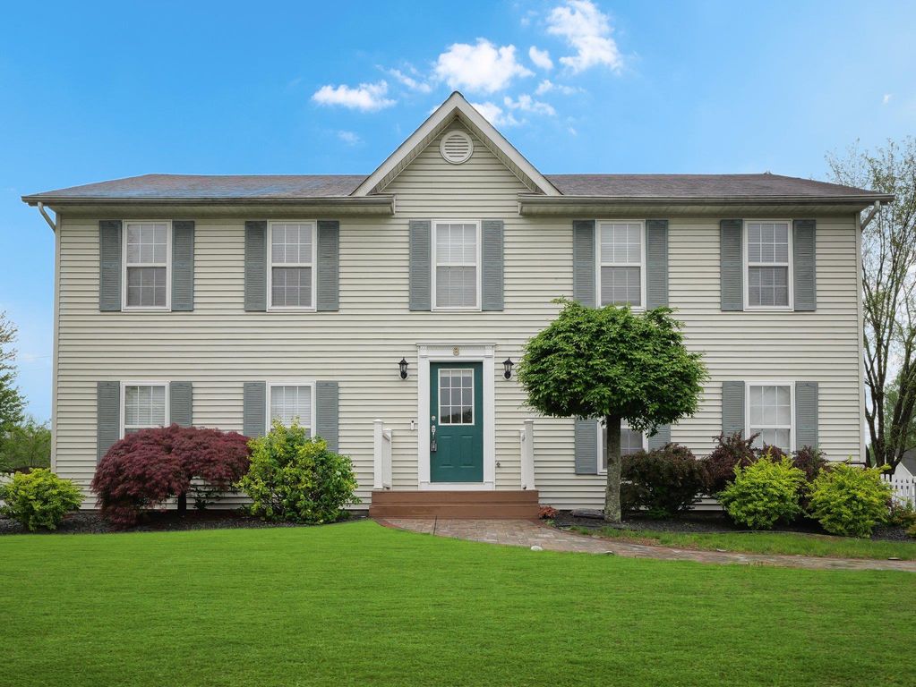 8 Bernadette Way, Washingtonville, NY 10992