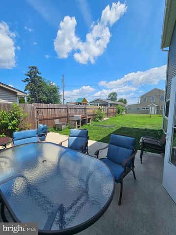 12 CRESCENT LN, Levittown, PA 19055
