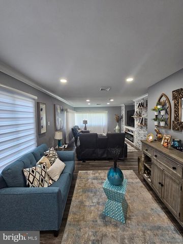 12 CRESCENT LN, Levittown, PA 19055
