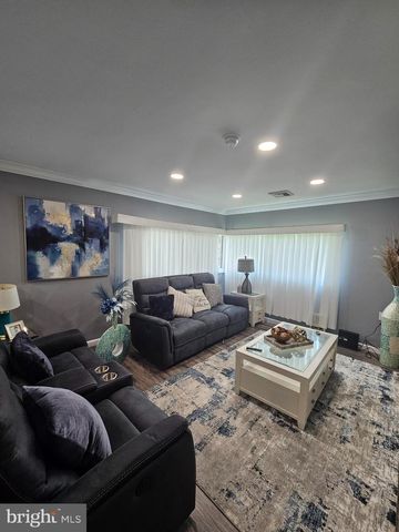 12 CRESCENT LN, Levittown, PA 19055