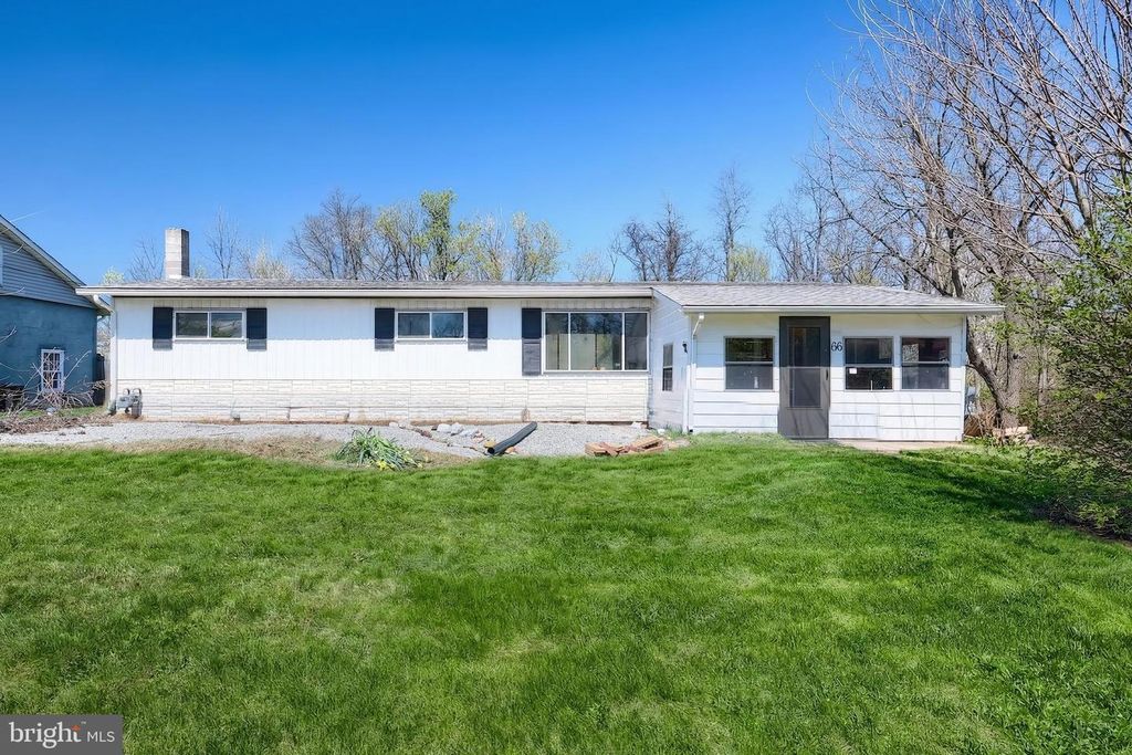 66 LITTLE AVE, New Oxford, PA 17350