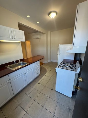 7109 N Clark Street 201, Chicago, IL 60626