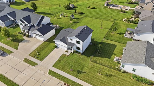 16507 Walnut Meadows Drive, Urbandale, IA 50323