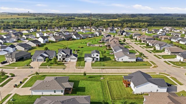 16507 Walnut Meadows Drive, Urbandale, IA 50323