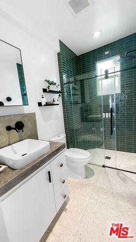 3489 2nd Avenue, Los Angeles, CA 90018