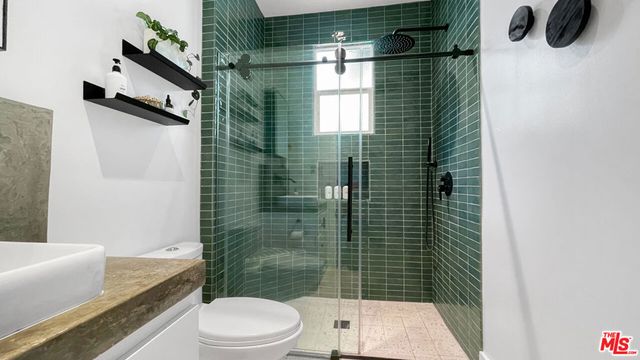 3489 2nd Avenue, Los Angeles, CA 90018