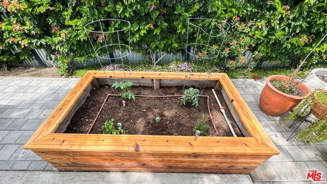 3489 2nd Avenue, Los Angeles, CA 90018