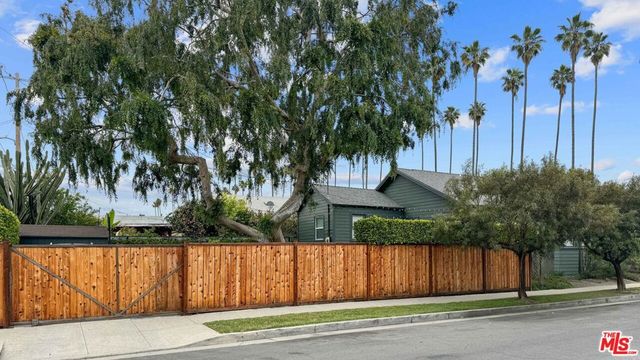 3489 2nd Avenue, Los Angeles, CA 90018