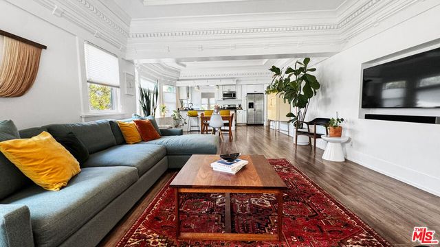 3489 2nd Avenue, Los Angeles, CA 90018