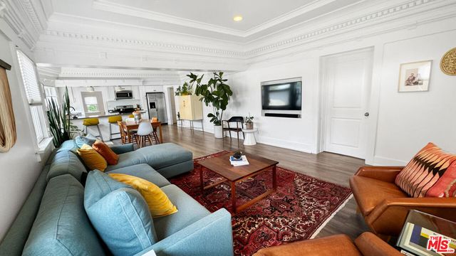 3489 2nd Avenue, Los Angeles, CA 90018