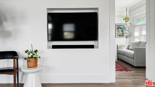 3489 2nd Avenue, Los Angeles, CA 90018