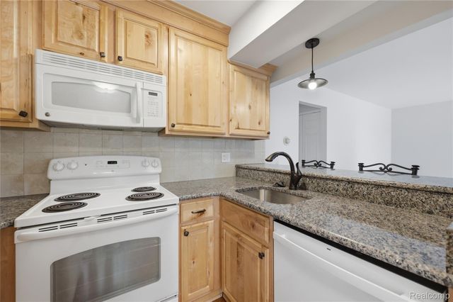 15055 HUBBARD Street 28, Livonia, MI 48154