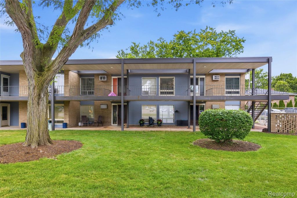 15055 HUBBARD Street 28, Livonia, MI 48154