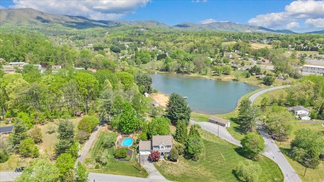 1365 Lakeridge CIR, Troutville, VA 24175