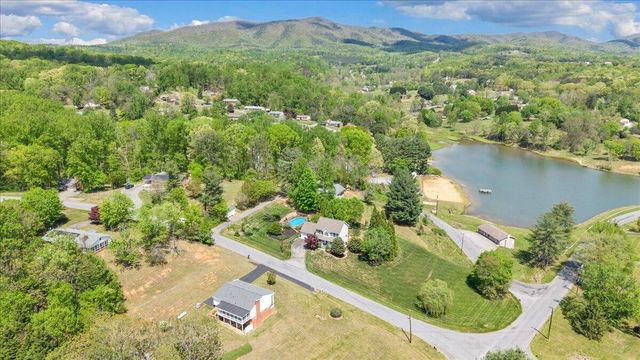 1365 Lakeridge CIR, Troutville, VA 24175