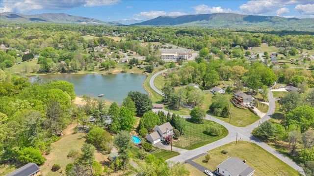 1365 Lakeridge CIR, Troutville, VA 24175