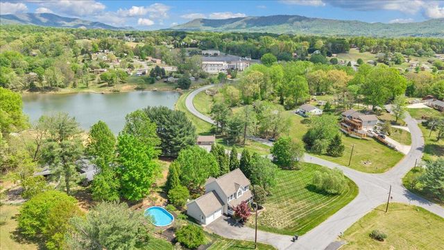 1365 Lakeridge CIR, Troutville, VA 24175