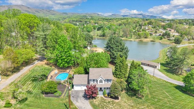 1365 Lakeridge CIR, Troutville, VA 24175