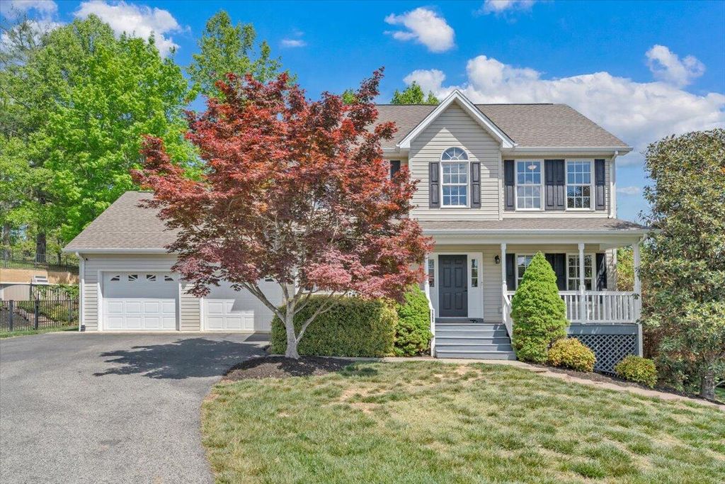 1365 Lakeridge CIR, Troutville, VA 24175