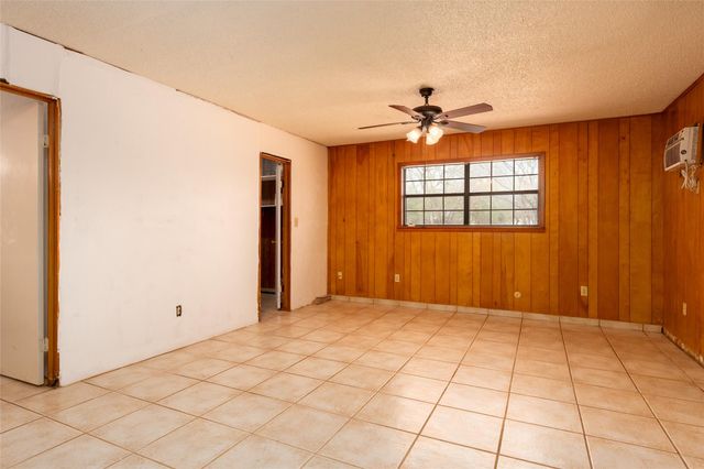 600 W Cypress ST, Johnson City, TX 78636