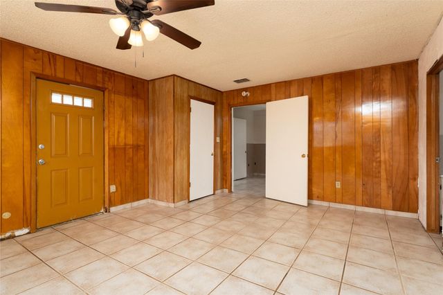 600 W Cypress ST, Johnson City, TX 78636