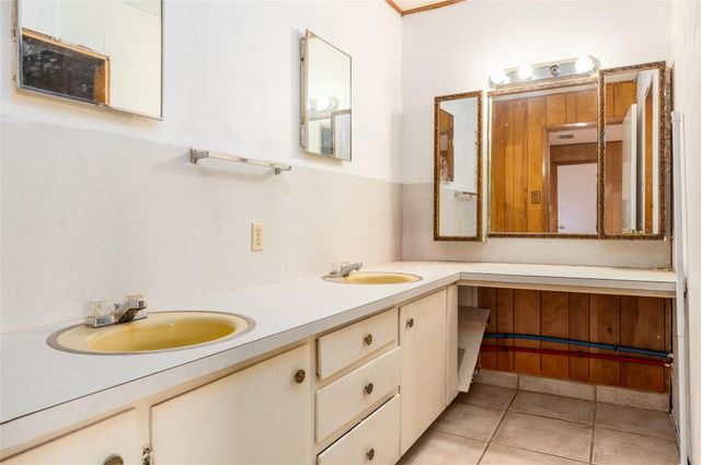 600 W Cypress ST, Johnson City, TX 78636