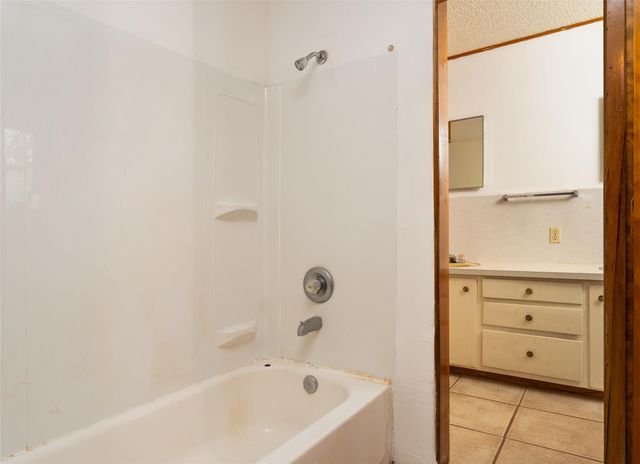 600 W Cypress ST, Johnson City, TX 78636