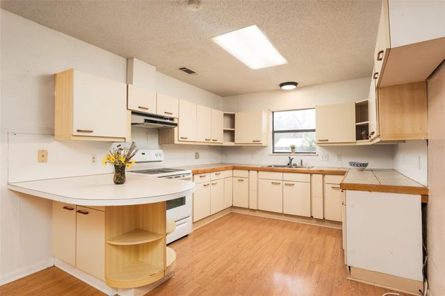 600 W Cypress ST, Johnson City, TX 78636