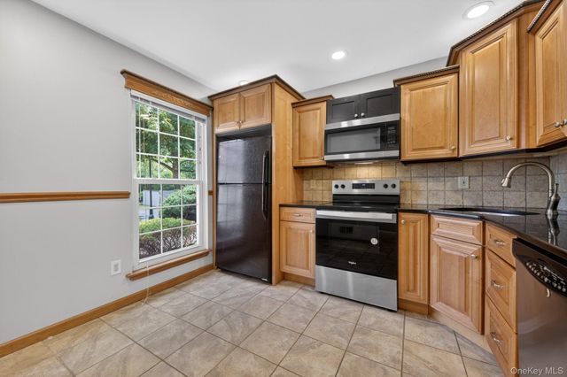 31 Burnett Way, Washingtonville, NY 10992