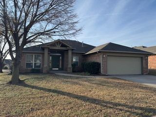 2220 SE 7th Street, Moore, OK 73160