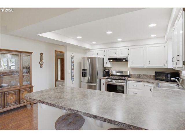 1923 RITING Ct, Salem, OR 97302