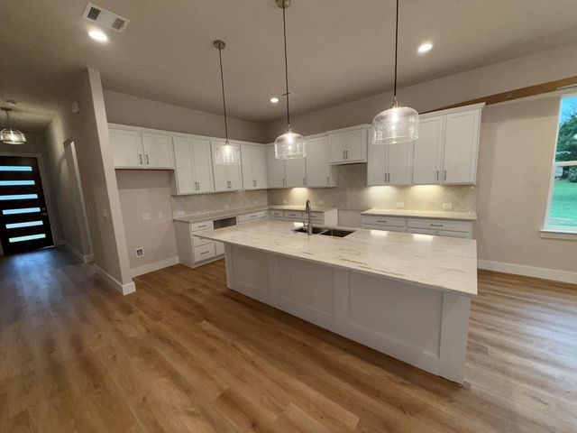 134` Pinehurst ST, Meadowlakes, TX 78654