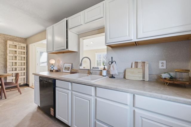 1925 S Elizabeth St, Wichita, KS 67213