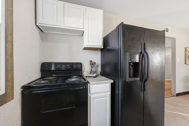 1925 S Elizabeth St, Wichita, KS 67213