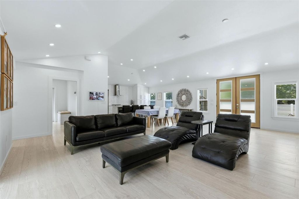 Image 12 of property listing at 2473 RINGLING BOULEVARD, Sarasota, FL 34237