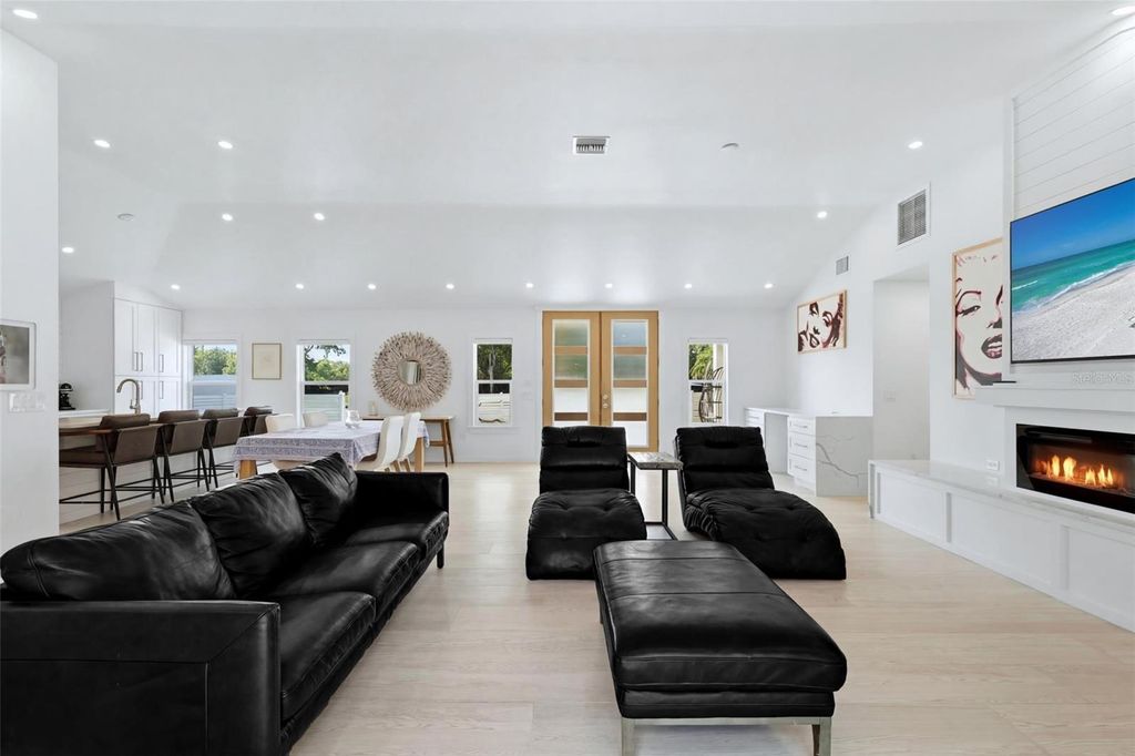 Image 15 of property listing at 2473 RINGLING BOULEVARD, Sarasota, FL 34237