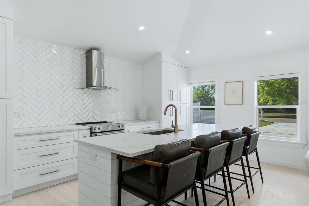 Image 17 of property listing at 2473 RINGLING BOULEVARD, Sarasota, FL 34237