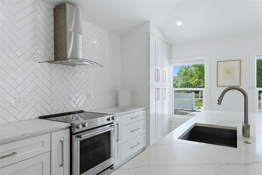 Image 18 of property listing at 2473 RINGLING BOULEVARD, Sarasota, FL 34237